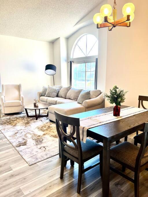 Spacious 3B 2Ba Home With High Ceilings And Large Patio 랭커스터 외부 사진