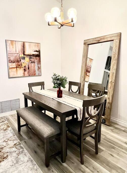 Spacious 3B 2Ba Home With High Ceilings And Large Patio 랭커스터 외부 사진