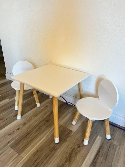 Spacious 3B 2Ba Home With High Ceilings And Large Patio 랭커스터 외부 사진