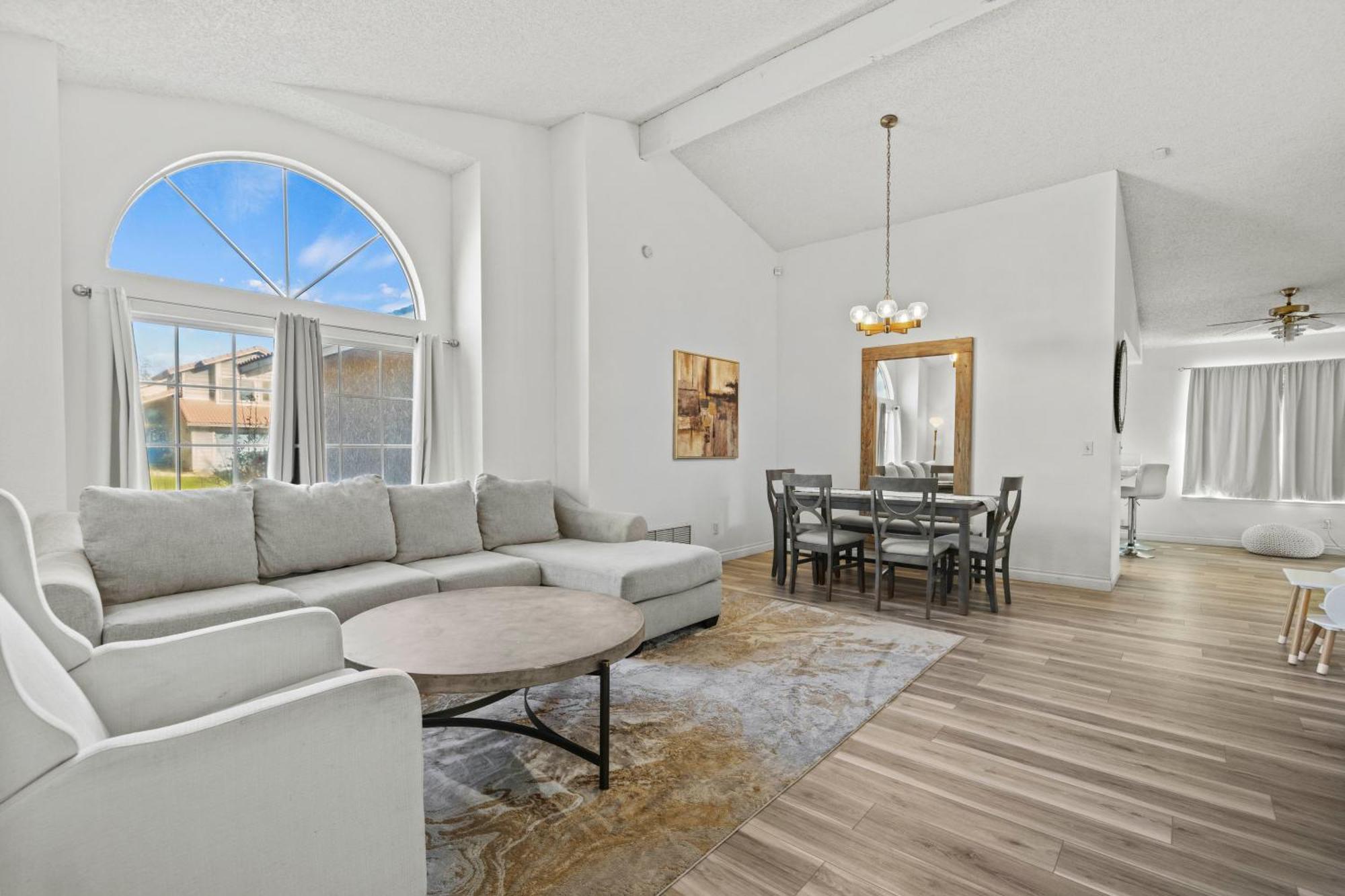 Spacious 3B 2Ba Home With High Ceilings And Large Patio 랭커스터 외부 사진