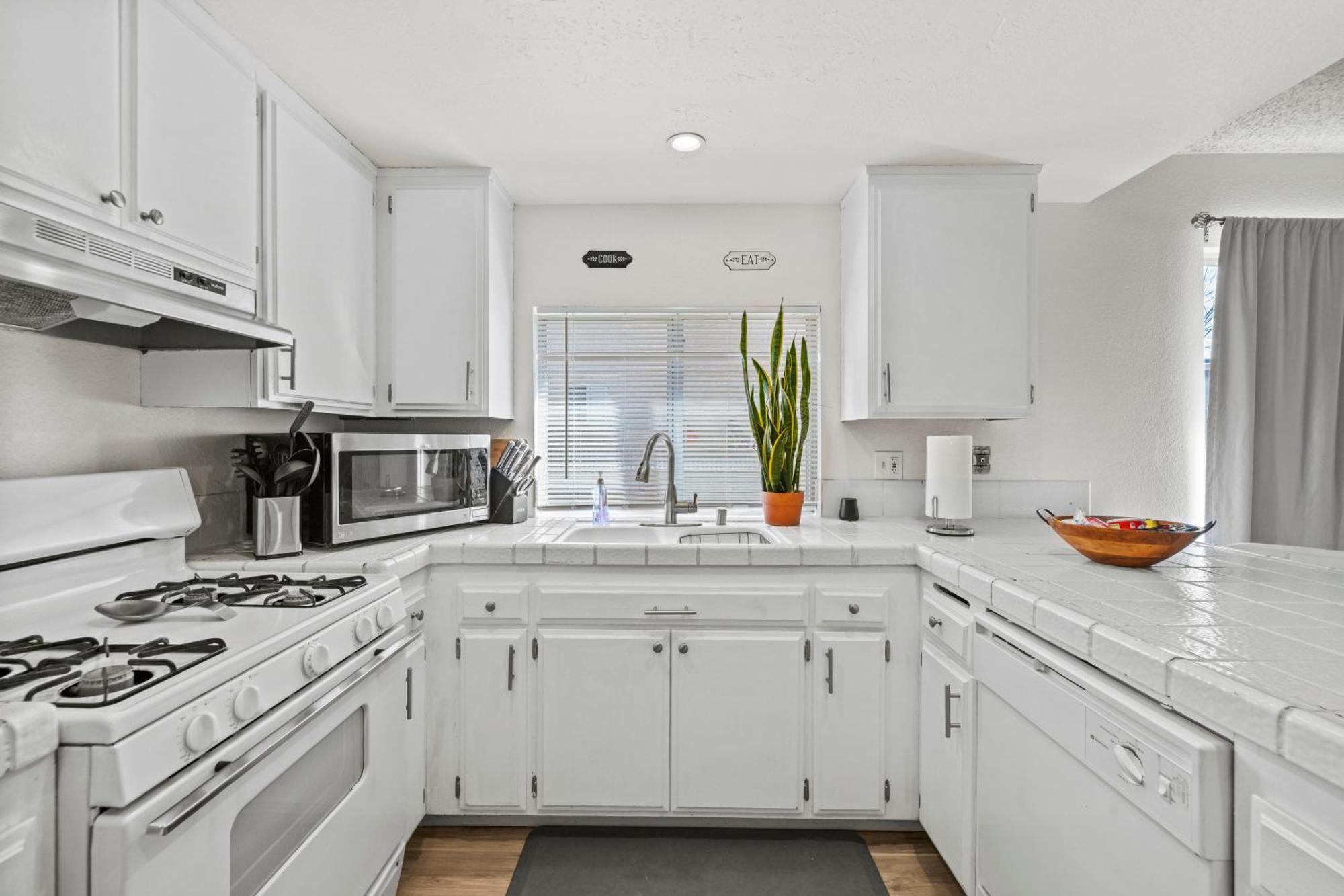 Spacious 3B 2Ba Home With High Ceilings And Large Patio 랭커스터 외부 사진