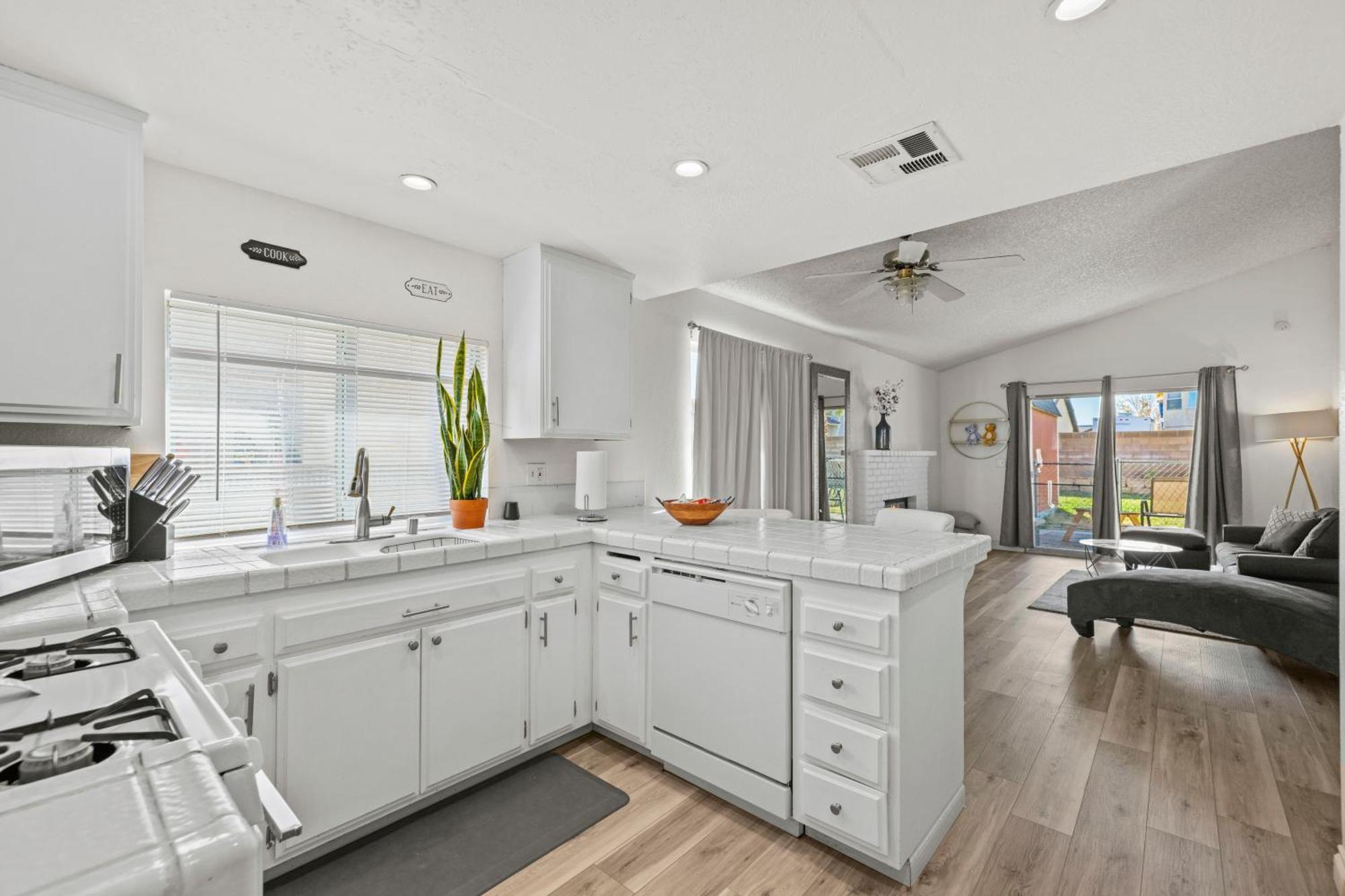 Spacious 3B 2Ba Home With High Ceilings And Large Patio 랭커스터 외부 사진