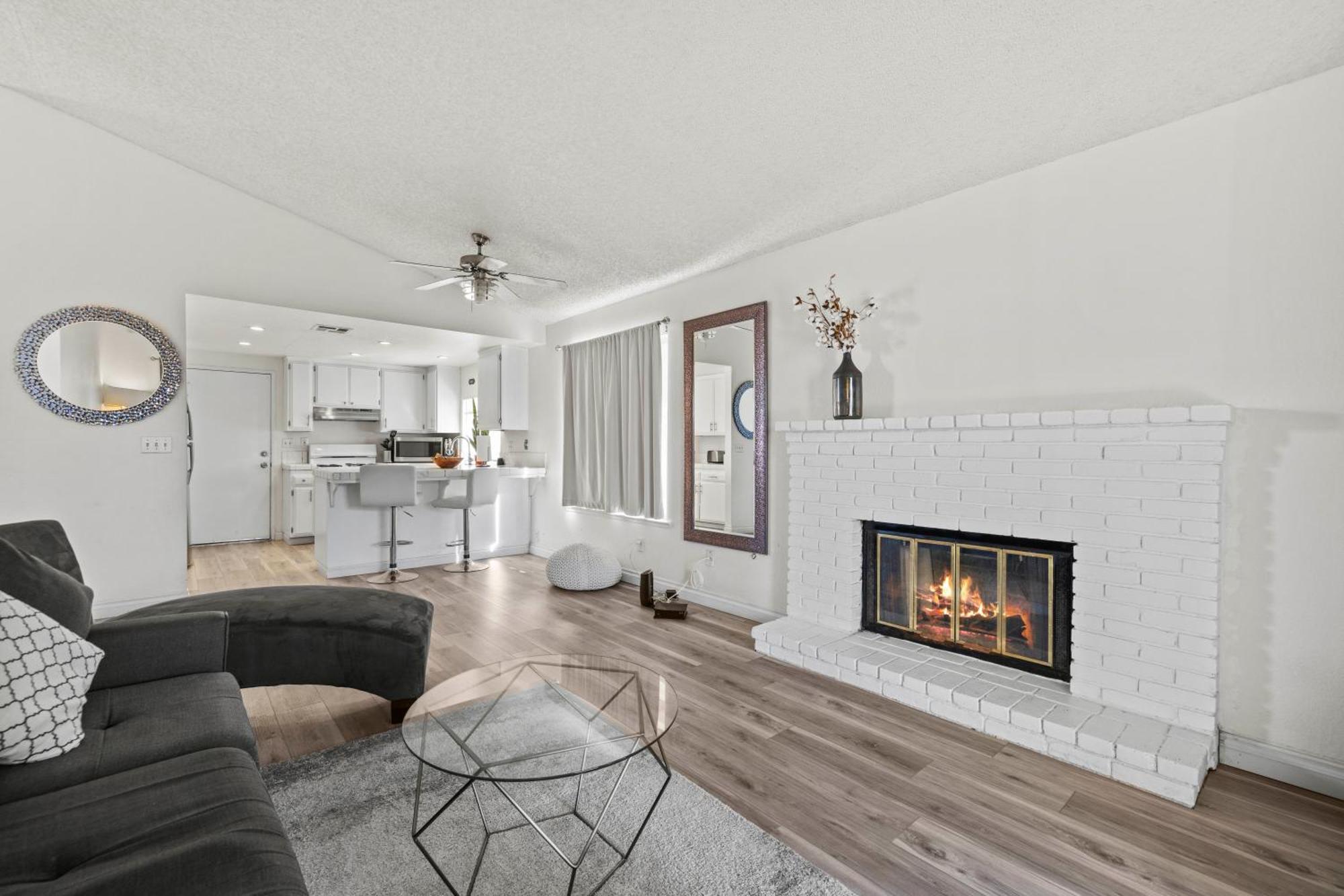 Spacious 3B 2Ba Home With High Ceilings And Large Patio 랭커스터 외부 사진