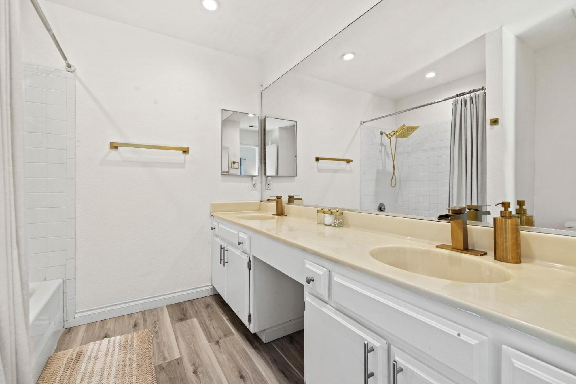 Spacious 3B 2Ba Home With High Ceilings And Large Patio 랭커스터 외부 사진