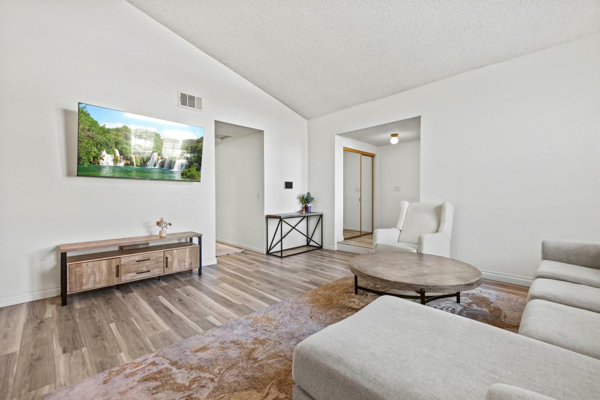 Spacious 3B 2Ba Home With High Ceilings And Large Patio 랭커스터 외부 사진