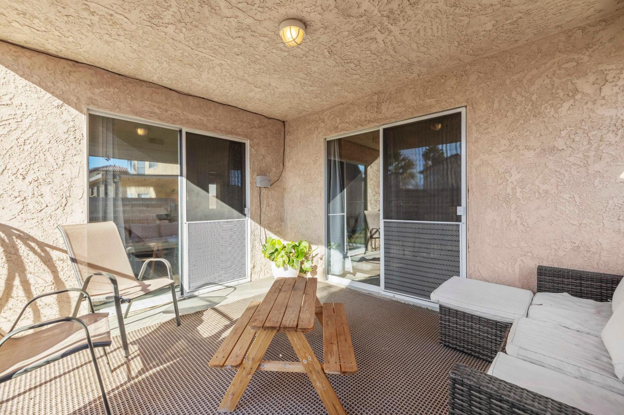 Spacious 3B 2Ba Home With High Ceilings And Large Patio 랭커스터 외부 사진