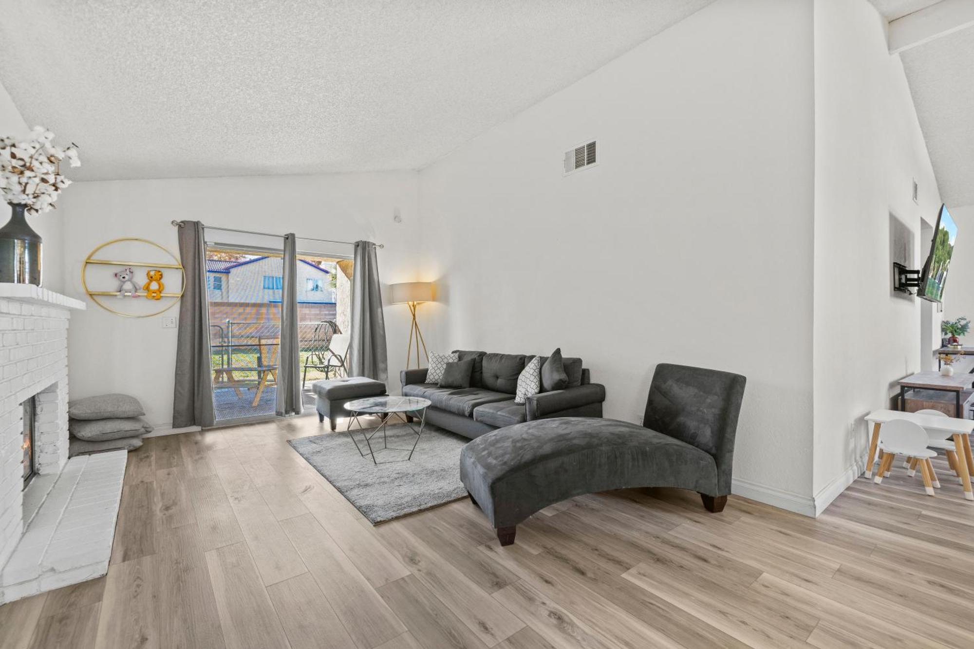 Spacious 3B 2Ba Home With High Ceilings And Large Patio 랭커스터 외부 사진