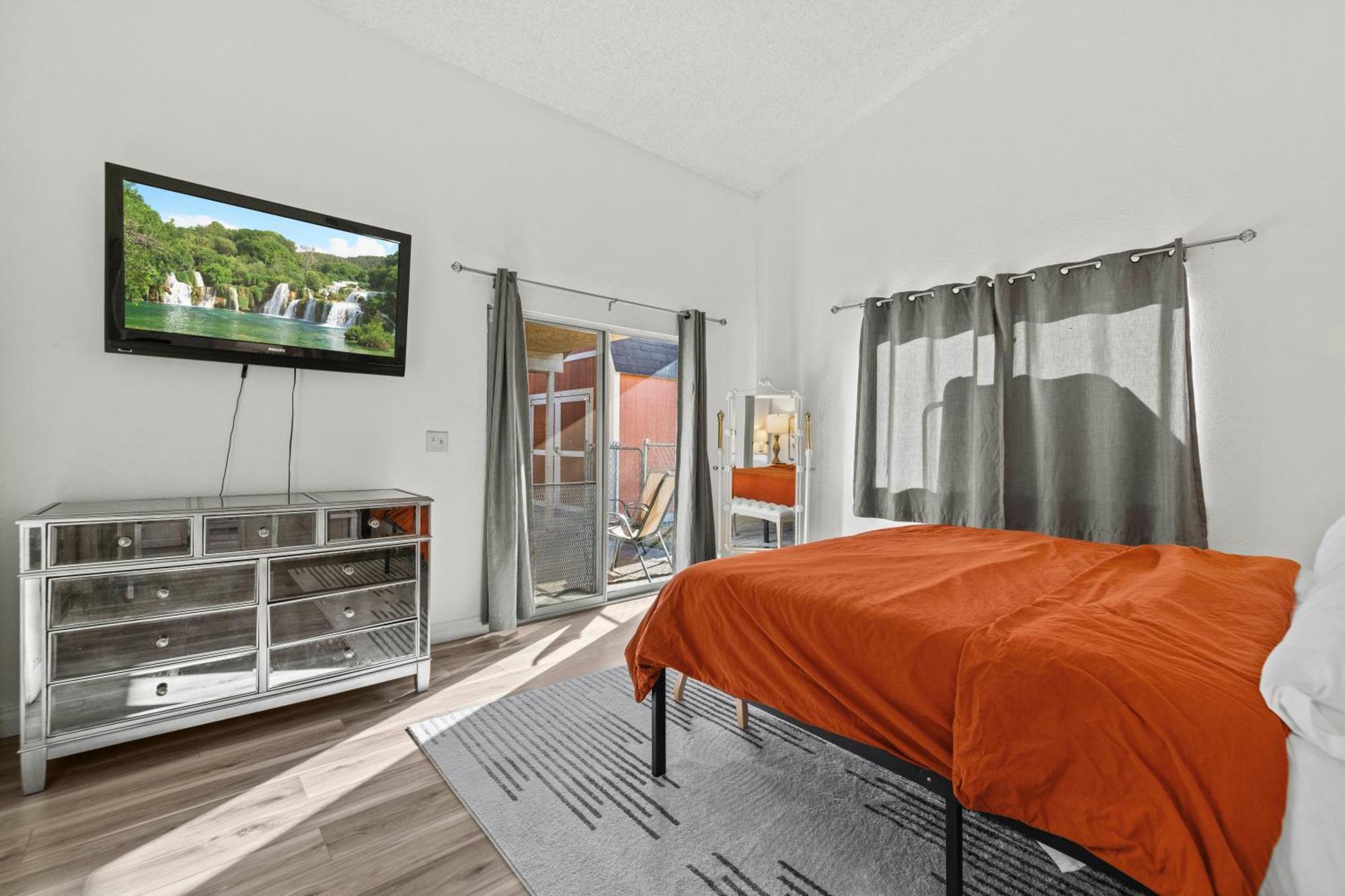 Spacious 3B 2Ba Home With High Ceilings And Large Patio 랭커스터 외부 사진